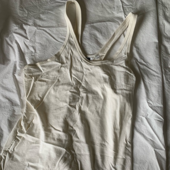 UNIQLO U TANK TOP - Picture 2 of 5